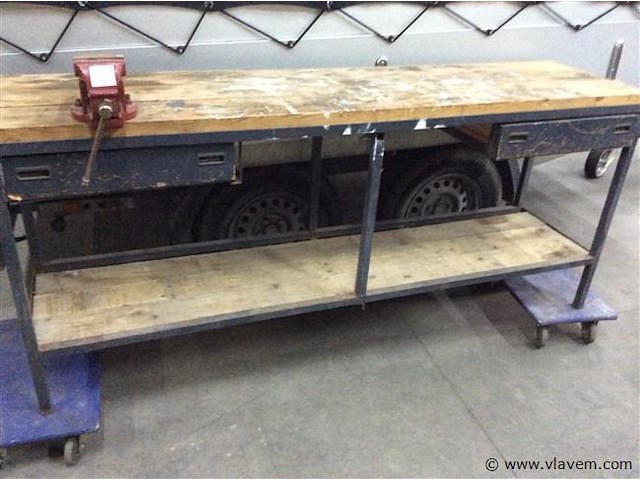 Werkbank met bankvijs - afbeelding 1 van  3