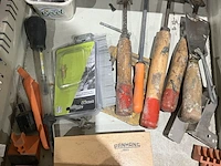 Werkbank met divers gereedschap - afbeelding 2 van  13