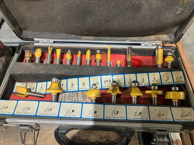 Werkbank met divers gereedschap - afbeelding 5 van  13