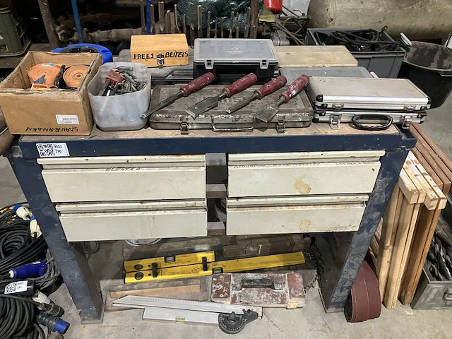 Werkbank met divers gereedschap - afbeelding 1 van  13