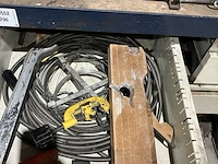 Werkbank met divers gereedschap - afbeelding 11 van  13