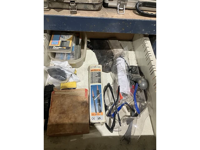 Werkbank met divers gereedschap - afbeelding 12 van  13