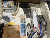 Werkbank met divers gereedschap - afbeelding 12 van  13