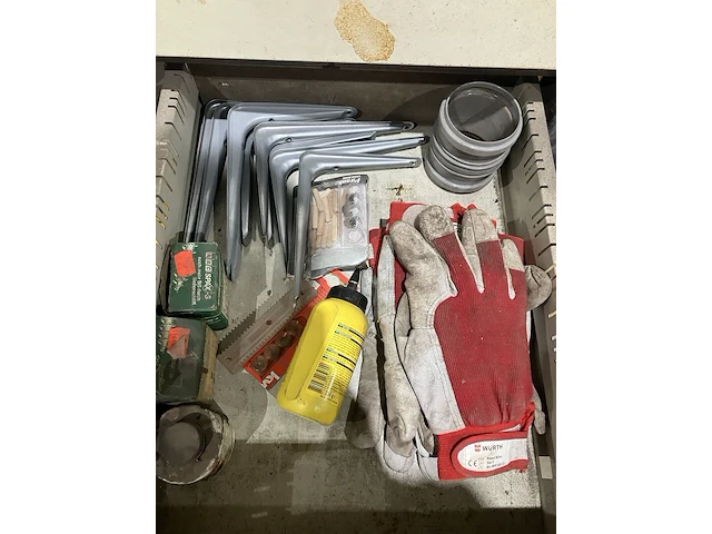 Werkbank met divers gereedschap - afbeelding 13 van  13