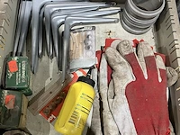 Werkbank met divers gereedschap - afbeelding 13 van  13