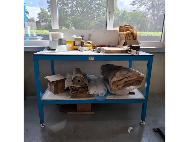 Werkbank met divers verpakkingsmateriaal - afbeelding 1 van  12