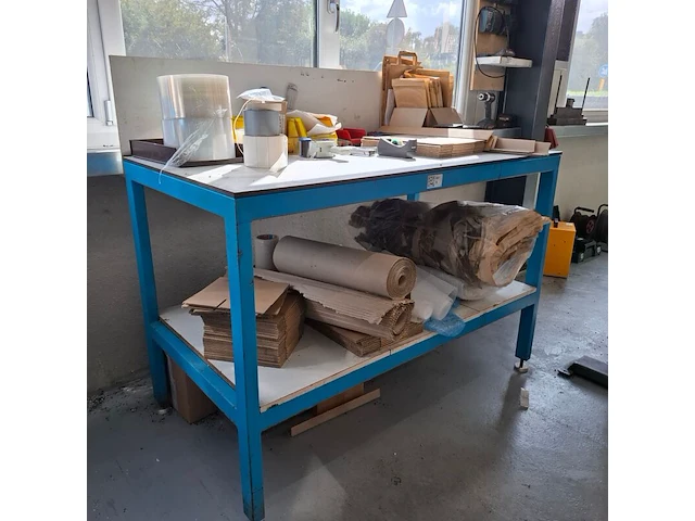 Werkbank met divers verpakkingsmateriaal - afbeelding 5 van  12