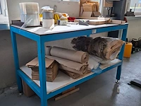 Werkbank met divers verpakkingsmateriaal - afbeelding 5 van  12