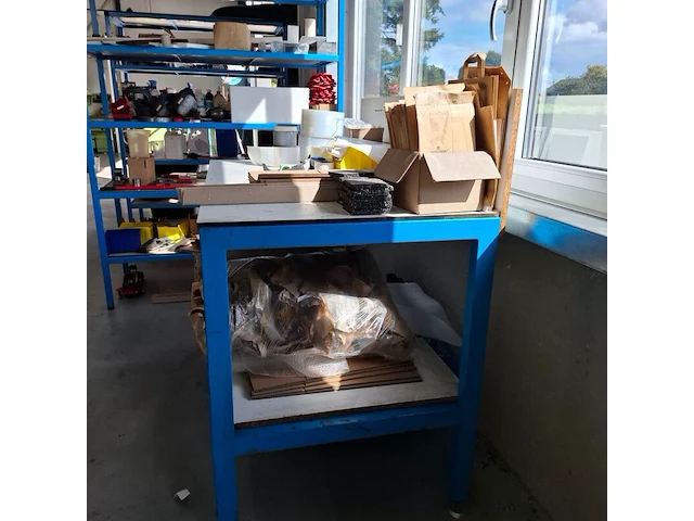 Werkbank met divers verpakkingsmateriaal - afbeelding 6 van  12