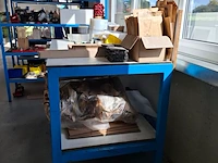 Werkbank met divers verpakkingsmateriaal - afbeelding 6 van  12