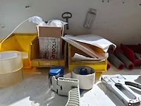 Werkbank met divers verpakkingsmateriaal - afbeelding 8 van  12