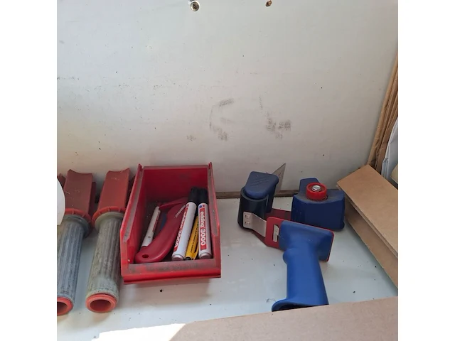Werkbank met divers verpakkingsmateriaal - afbeelding 10 van  12