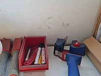 Werkbank met divers verpakkingsmateriaal - afbeelding 10 van  12