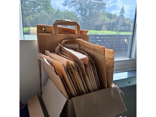 Werkbank met divers verpakkingsmateriaal - afbeelding 11 van  12