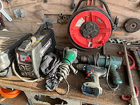 Werkbank met diverse (elektrische) gereedschappen - afbeelding 1 van  7