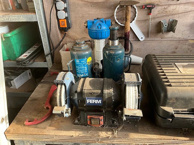 Werkbank met diverse (elektrische) gereedschappen - afbeelding 3 van  7