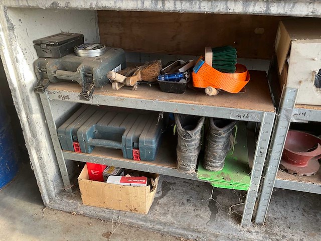 Werkbank met diverse (elektrische) gereedschappen - afbeelding 4 van  7