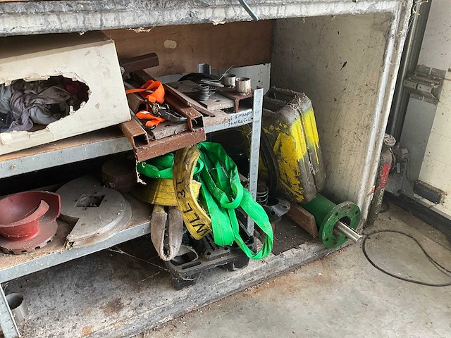 Werkbank met diverse (elektrische) gereedschappen - afbeelding 5 van  7