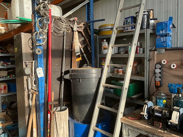 Werkbank met diverse (elektrische) gereedschappen - afbeelding 7 van  7