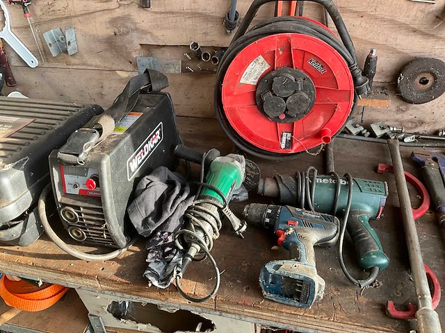 Werkbank met diverse (elektrische) gereedschappen - afbeelding 1 van  7