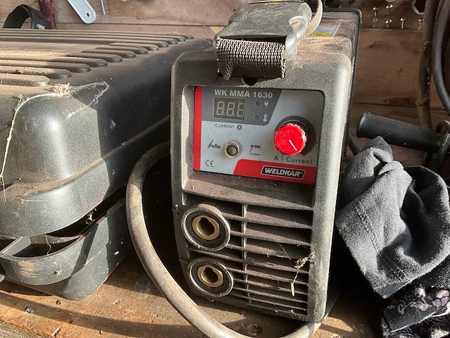 Werkbank met diverse (elektrische) gereedschappen - afbeelding 2 van  7