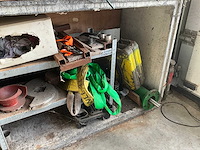 Werkbank met diverse (elektrische) gereedschappen - afbeelding 5 van  7