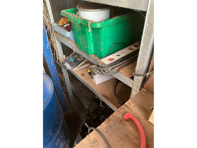 Werkbank met diverse (elektrische) gereedschappen - afbeelding 6 van  7