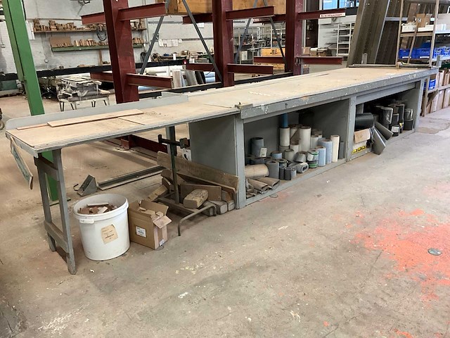 Werkbank met diverse folies - afbeelding 2 van  8