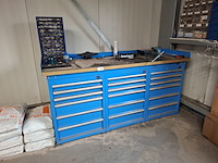 Werkbank met diverse gereedschap datona