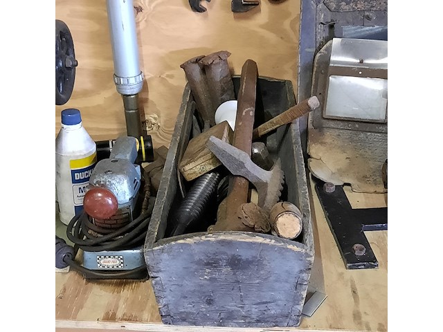 Werkbank met diverse nostalgisch gereedschap - afbeelding 2 van  10