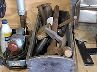 Werkbank met diverse nostalgisch gereedschap - afbeelding 2 van  10