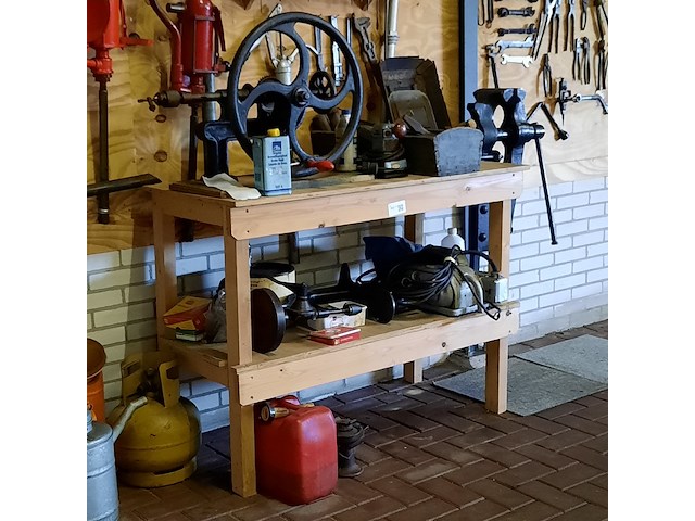 Werkbank met diverse nostalgisch gereedschap - afbeelding 1 van  10