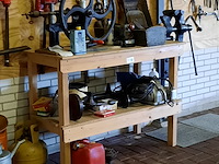 Werkbank met diverse nostalgisch gereedschap - afbeelding 1 van  10