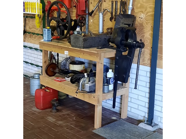 Werkbank met diverse nostalgisch gereedschap - afbeelding 3 van  10