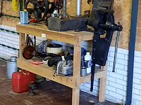 Werkbank met diverse nostalgisch gereedschap - afbeelding 3 van  10