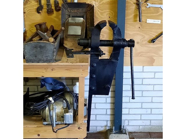 Werkbank met diverse nostalgisch gereedschap - afbeelding 4 van  10