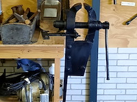 Werkbank met diverse nostalgisch gereedschap - afbeelding 4 van  10