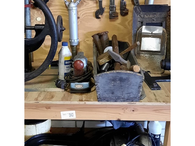 Werkbank met diverse nostalgisch gereedschap - afbeelding 5 van  10