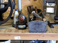 Werkbank met diverse nostalgisch gereedschap - afbeelding 5 van  10