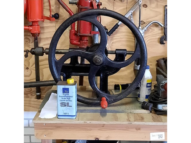 Werkbank met diverse nostalgisch gereedschap - afbeelding 6 van  10