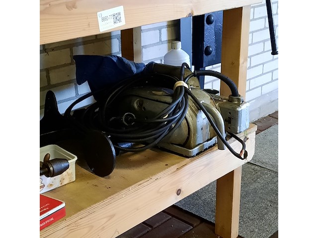 Werkbank met diverse nostalgisch gereedschap - afbeelding 7 van  10