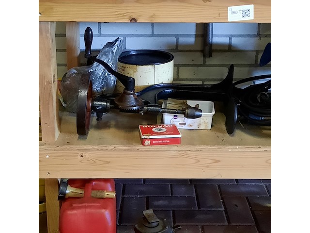 Werkbank met diverse nostalgisch gereedschap - afbeelding 8 van  10