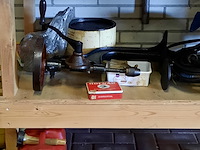 Werkbank met diverse nostalgisch gereedschap - afbeelding 8 van  10