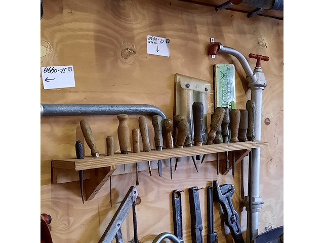 Werkbank met diverse nostalgisch gereedschap - afbeelding 9 van  10