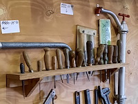 Werkbank met diverse nostalgisch gereedschap - afbeelding 9 van  10