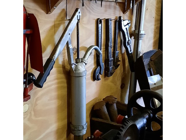 Werkbank met diverse nostalgisch gereedschap - afbeelding 10 van  10