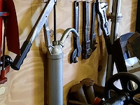 Werkbank met diverse nostalgisch gereedschap - afbeelding 10 van  10