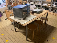 Werkbank met diversen - afbeelding 1 van  8