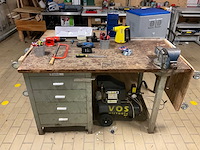 Werkbank met diversen - afbeelding 5 van  8