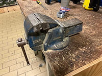 Werkbank met diversen - afbeelding 8 van  8